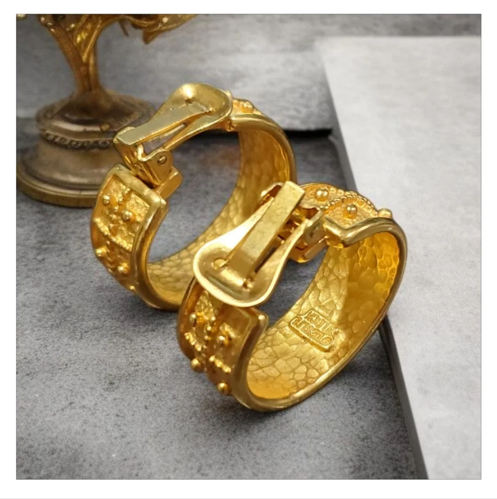 LESLIE BLOCK Vintage 1980's Gold Plated Hammered Bead Hoop Clip-on Earrings - Picture 4 of 5